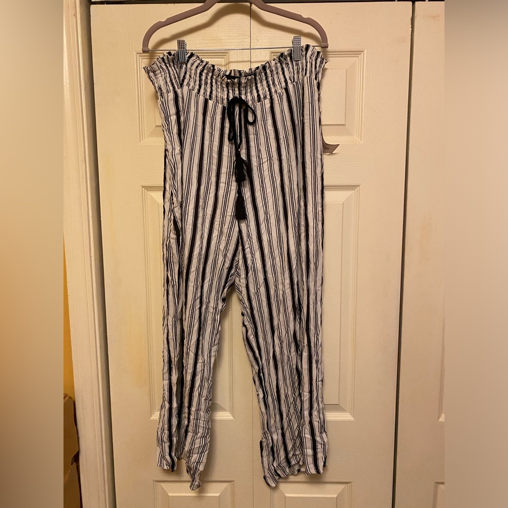 Black and White Stripe Capri